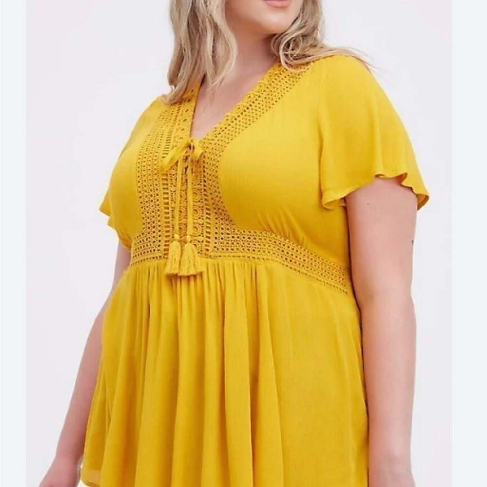Torrid Size 1 BABYDOLL CRINKLE GAUZE CROCHET INSET LACE-UP TOP